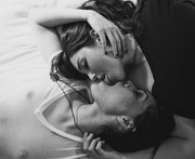 欧美情侣接吻唯美黑白头像图片34