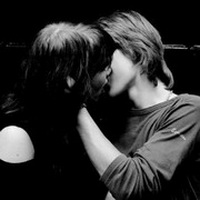 欧美黑白情侣亲吻接吻头像图片1