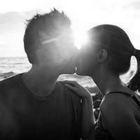 欧美黑白情侣亲吻接吻头像图片32